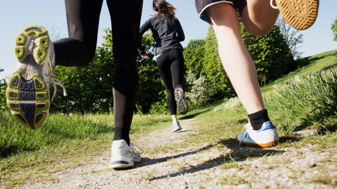 mbs_MG_6951_Laufschuh People from behind running with focus on shoes